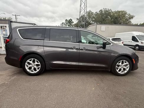 Used 2017 Chrysler Pacifica Touring Plus w/ Tire & Wheel Group FWD image 4