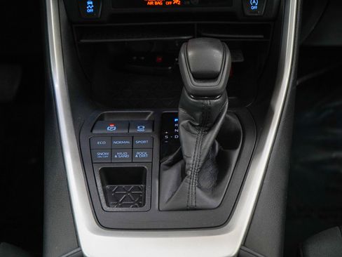 Used 2022 Toyota RAV4 XLE AWD/4WD image 16