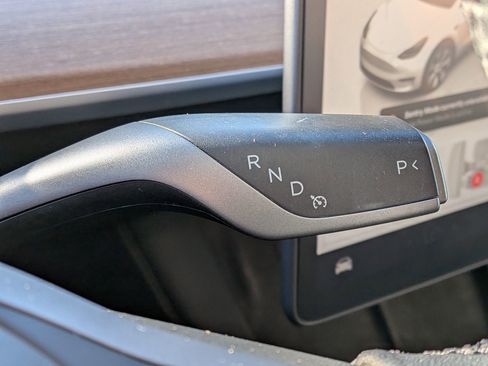 Used 2022 Tesla Model Y Long Range image 22