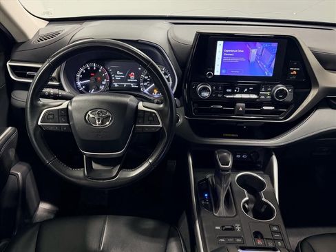 Used 2023 Toyota Highlander XLE image 12