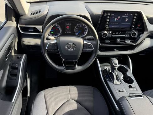 Used 2021 Toyota Highlander LE FWD image 24