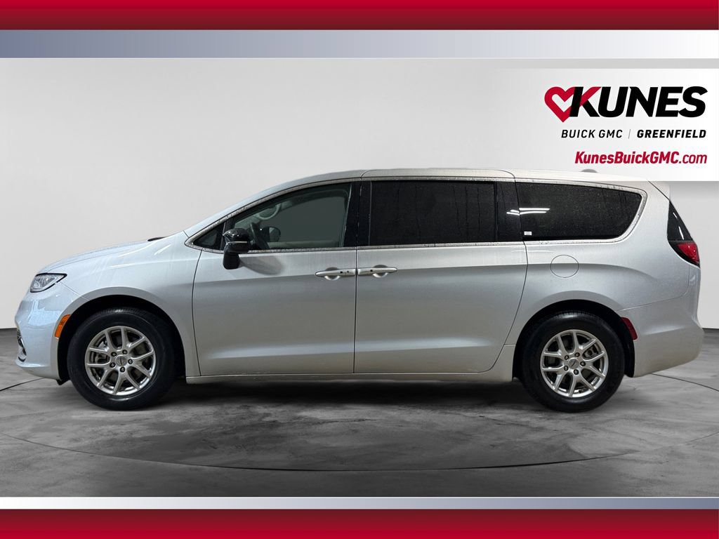 Used 2024 Chrysler Pacifica Touring-L FWD image 6