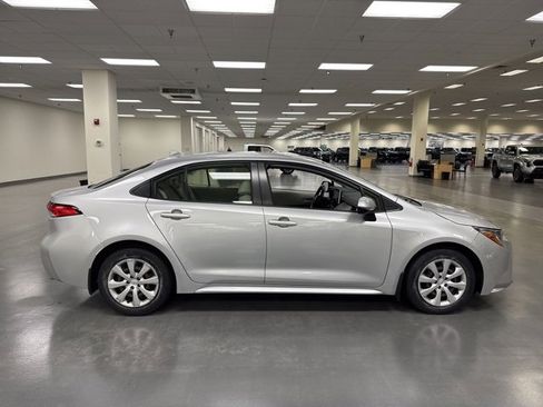 Used 2020 Toyota Corolla LE image 8