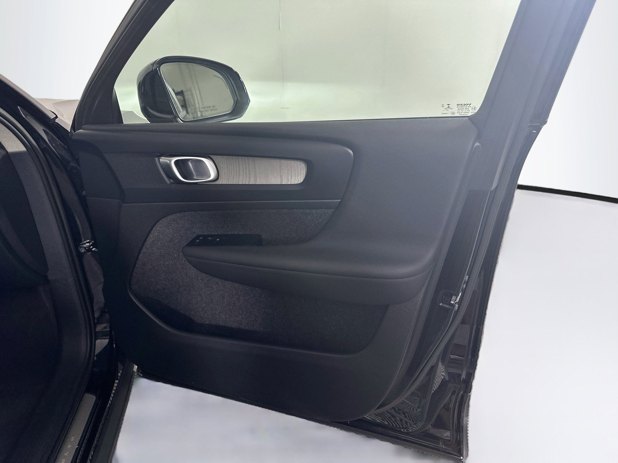 Used 2023 Volvo XC40 B5 Plus AWD/4WD image 33
