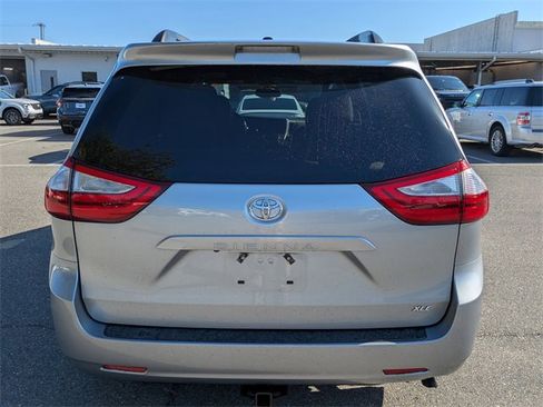 Used 2016 Toyota Sienna XLE image 4