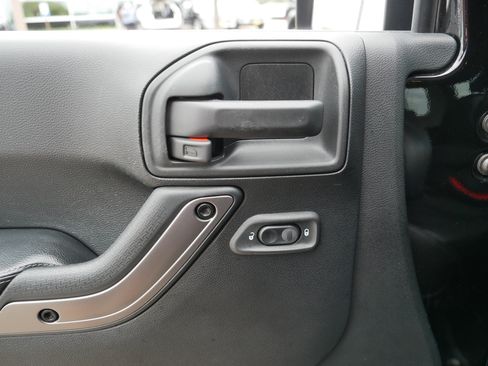 Used 2018 Jeep Wrangler Unlimited Sahara AWD/4WD image 19