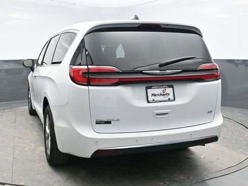 Used 2023 Chrysler Pacifica Touring-L image 5
