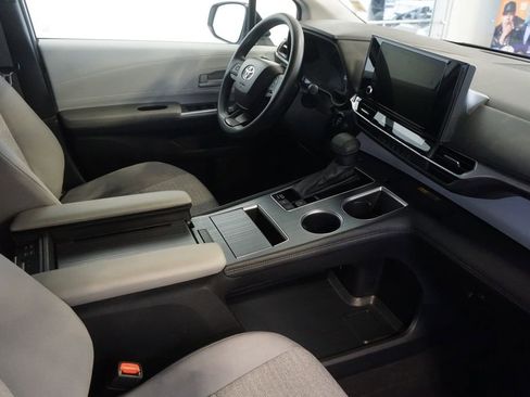 Used 2025 Toyota Sienna LE image 25