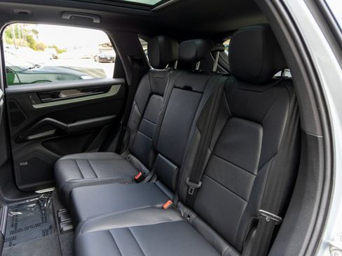 Certified 2025 Porsche Cayenne AWD/4WD image 43