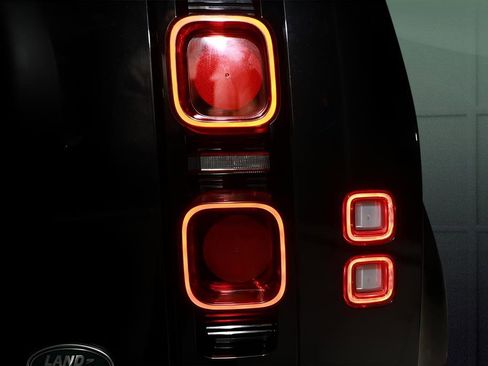 Used 2023 Land Rover Defender 110 X-Dynamic SE image 25