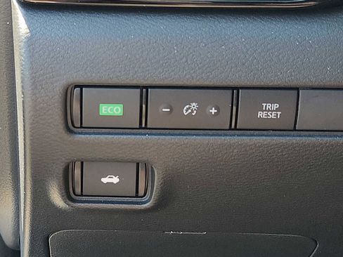 Used 2025 Nissan Sentra SV w/ SV Premium Package FWD image 25