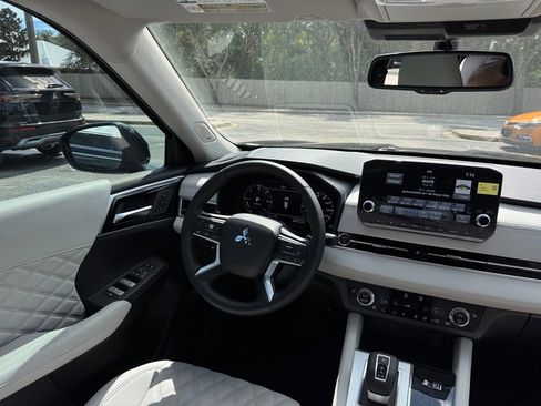 New 2025 Mitsubishi Outlander SEL image 24