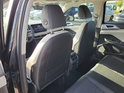 Used 2025 Volkswagen Taos SE FWD image 9