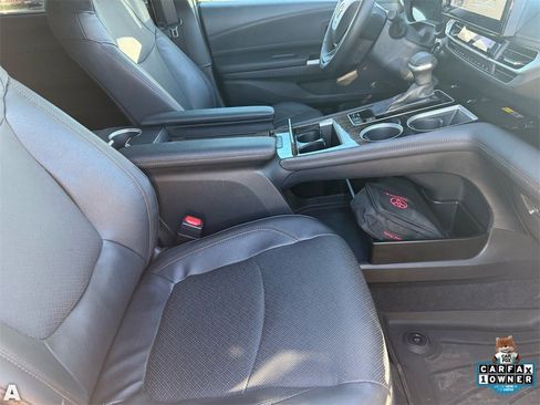 Used 2025 Toyota Sienna Platinum image 28