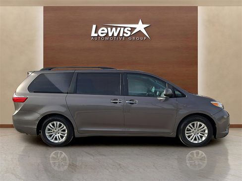 Used 2016 Toyota Sienna XLE image 5