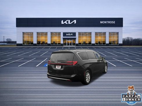 Used 2022 Chrysler Pacifica Touring-L FWD image 6