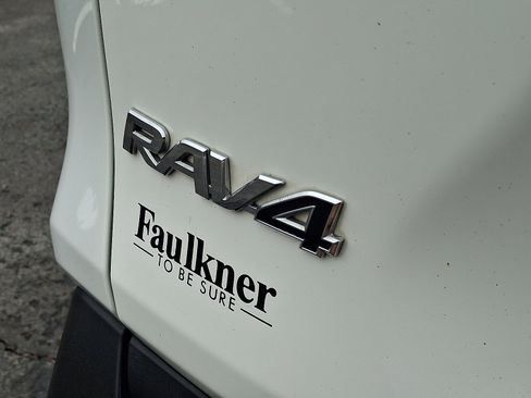 Used 2020 Toyota RAV4 XLE Premium image 31