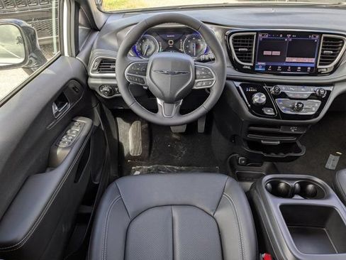 New 2026 Chrysler Pacifica Select FWD image 18