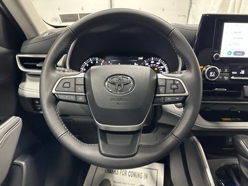 Used 2025 Toyota Highlander XLE image 19