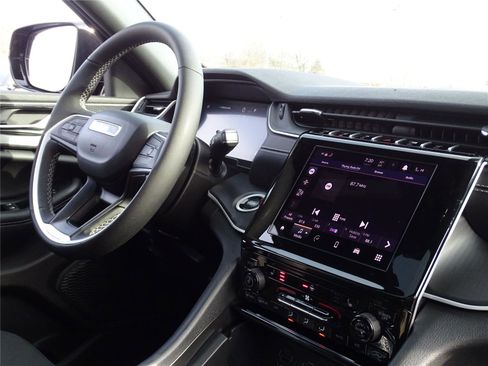 Used 2025 Jeep Grand Cherokee L Altitude image 8