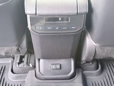 Used 2021 Toyota Highlander XLE image 28