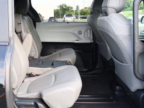 Used 2025 Toyota Sienna XLE FWD image 18