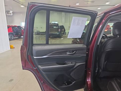 Used 2023 Jeep Grand Cherokee Limited AWD/4WD image 25