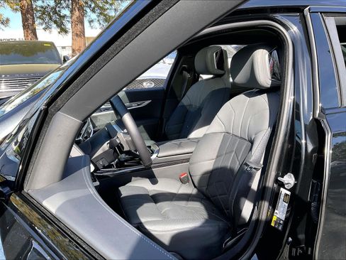 Used 2025 BMW 750e xDrive image 27