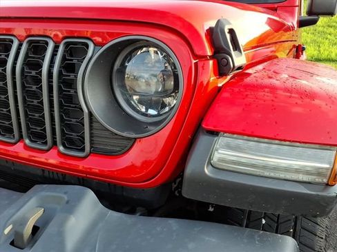 Used 2024 Jeep Gladiator Sport AWD/4WD image 3