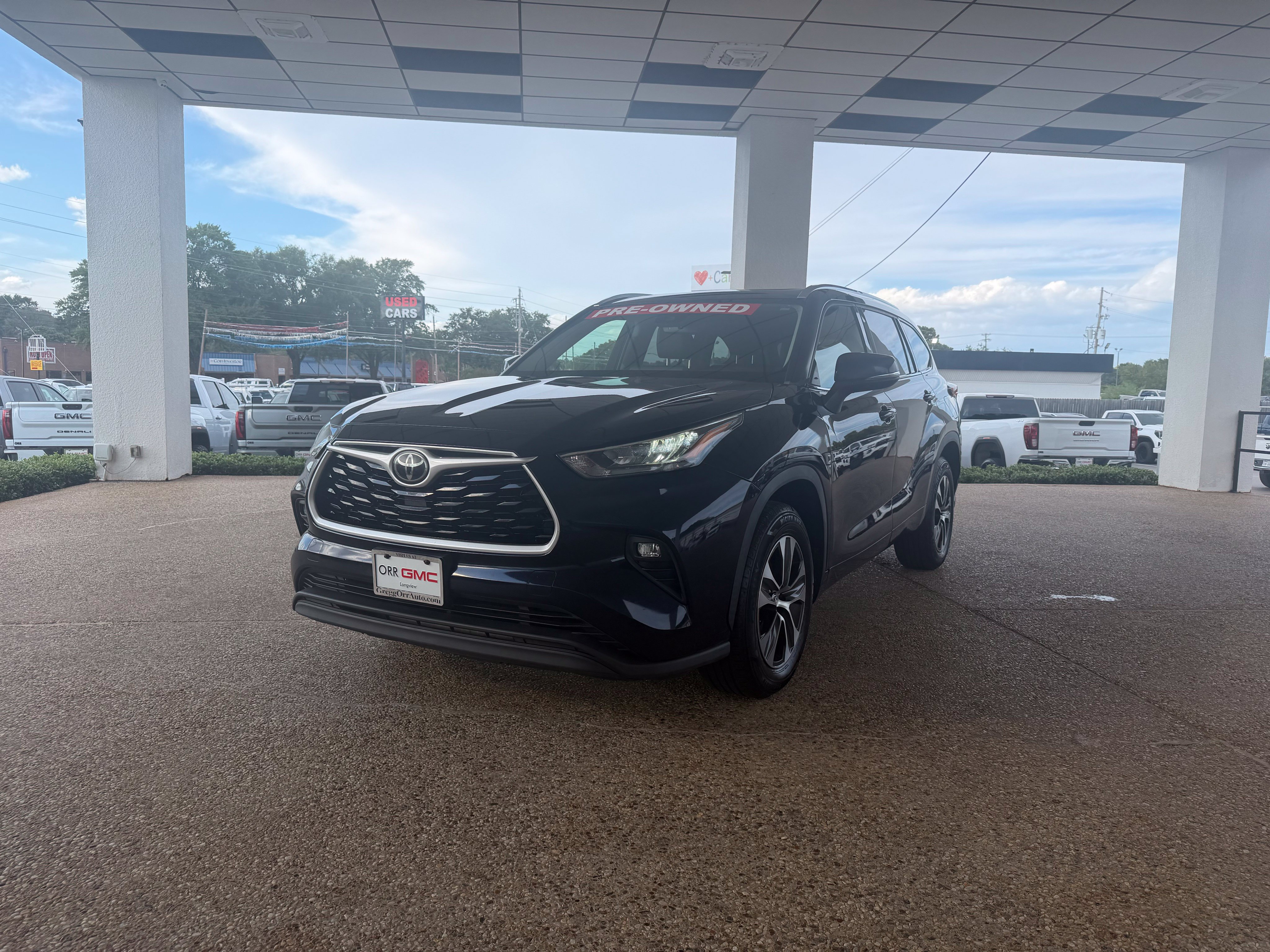 Used 2020 Toyota Highlander XLE FWD image 2