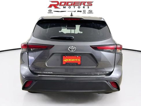 Used 2024 Toyota Highlander LE AWD/4WD image 12