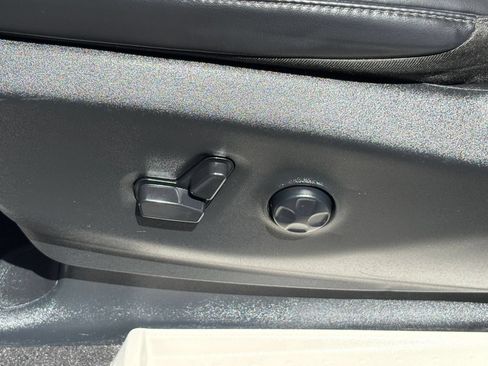 Used 2023 Chrysler Pacifica Touring-L FWD image 18