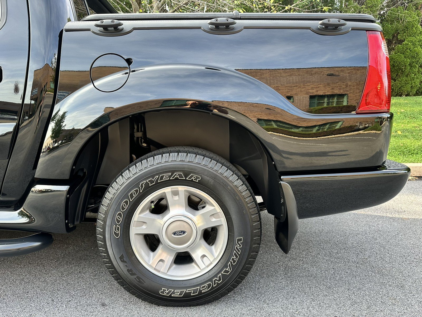 Used 2004 Ford Explorer Sport Trac 4x4 image 87