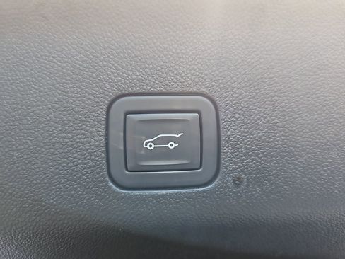 Used 2023 GMC Yukon SLT image 30