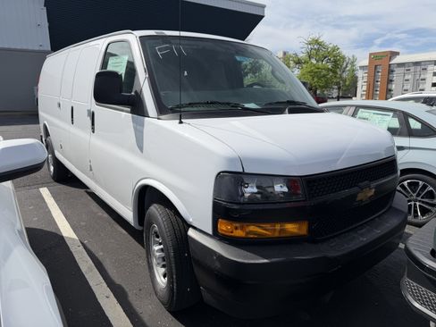 New 2026 Chevrolet Express 3500 Extended RWD image 2