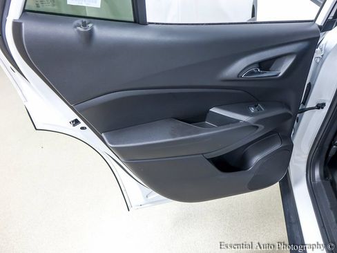 Used 2025 Chevrolet Trax LT w/ LT Convenience Package FWD image 19