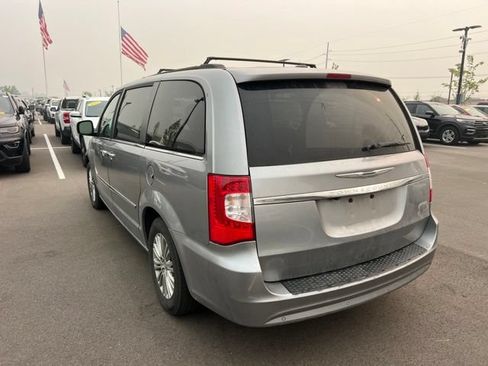 Used 2015 Chrysler Town & Country Touring-L w/ Driver Convenience Group FWD image 7