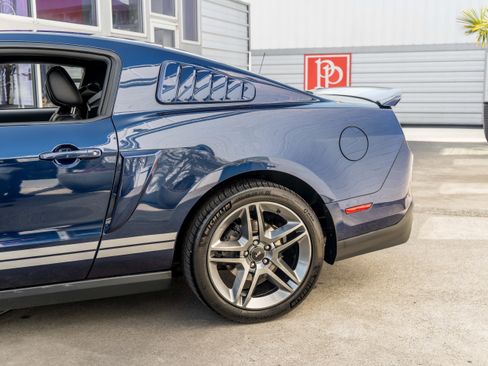 Used 2010 Ford Mustang Shelby GT500 RWD image 5