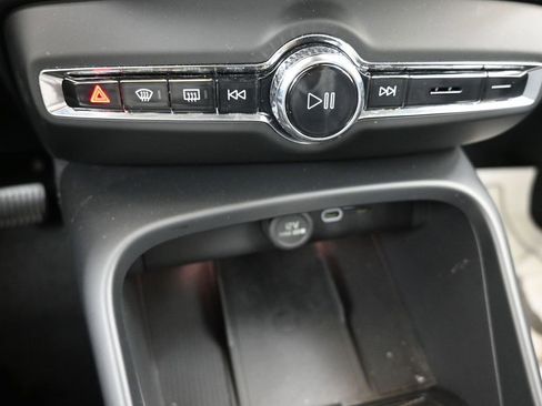 Certified 2025 Volvo XC40 B5 Core image 32