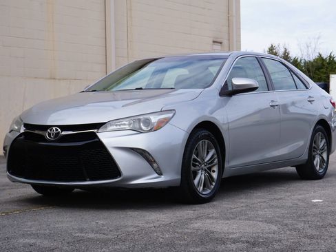 Used 2016 Toyota Camry SE image 1