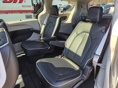 Used 2024 Chrysler Pacifica Limited FWD image 18