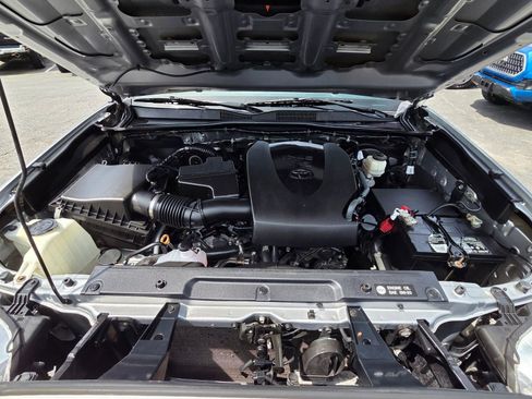 Used 2018 Toyota Tacoma TRD Sport AWD/4WD image 26