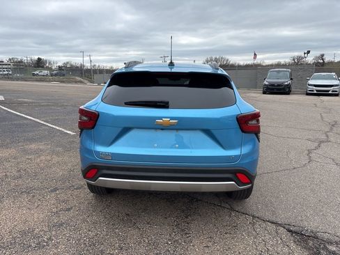 Used 2025 Chevrolet Trax LT w/ LT Convenience Package image 6