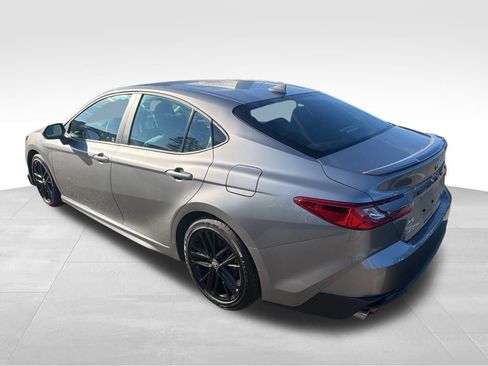 Used 2025 Toyota Camry SE image 3