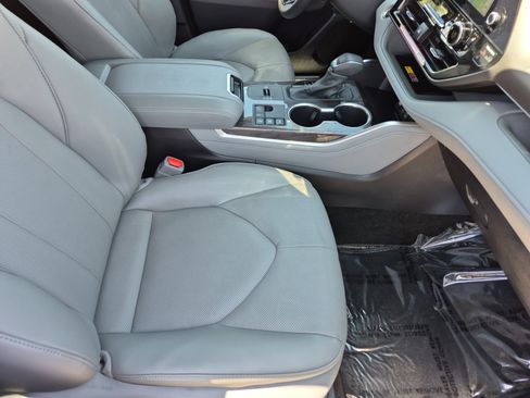 Certified 2026 Toyota Highlander Limited AWD/4WD image 30