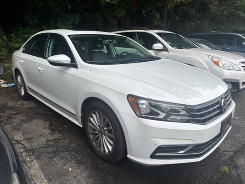 Used 2017 Volkswagen Passat 1.8T SE FWD image 3