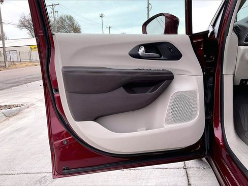 Used 2020 Chrysler Pacifica Touring-L w/ Premium Audio Group image 21