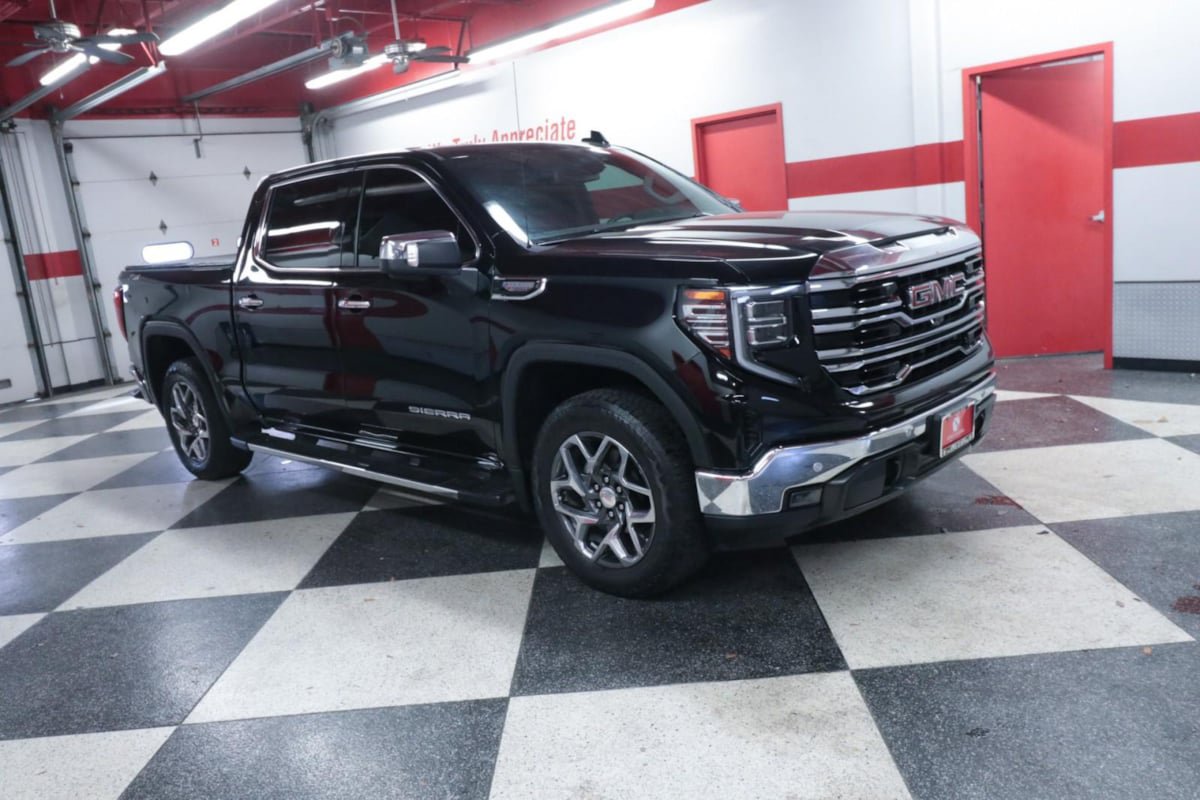 Used 2023 GMC Sierra 1500 SLT AWD/4WD image 3