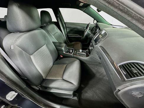 Used 2019 Chrysler 300 Touring w/ Sport Appearance Package image 33