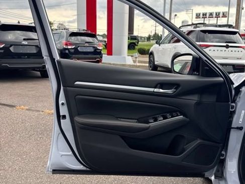 Certified 2025 Nissan Altima 2.5 SR FWD image 10